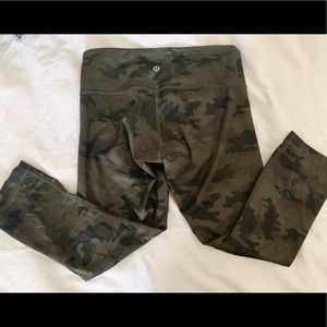Lulu lemon Green Camo Crop Leggings, Size 6